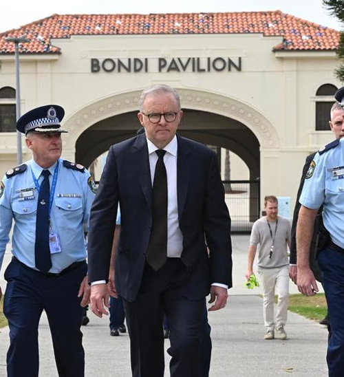 悉尼恐袭枪手醒来, 被控59项重罪! 澳洲官宣重磅新规! 内阁已达成一致, 大规模整顿升级